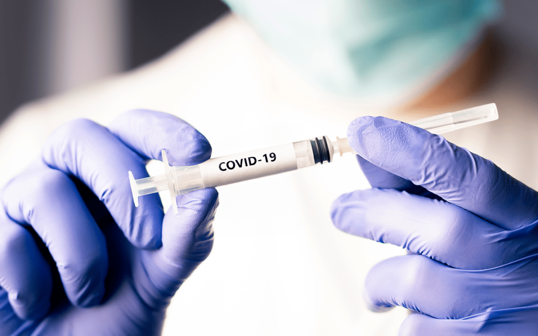 Italia: Ciudadano intenta vacunarse contra la COVID-19 con un brazo falso