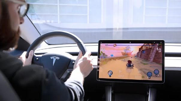 Tesla es investigado por permitir jugar videojuegos mientras conduces