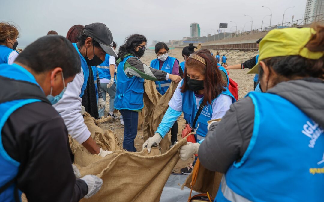 San Miguel: voluntarios limpian playas