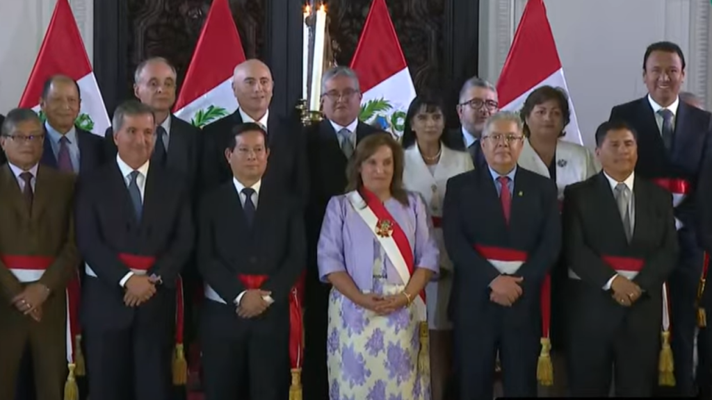 Dina Boluarte juramenta nuevo gabinete Ministerial tras la renuncia de Gustavo Adrianzén
