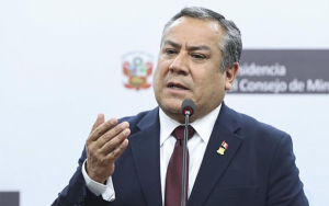Gustavo Adrianzén renuncia como presidente del Consejo de Ministros tras creciente presión política
