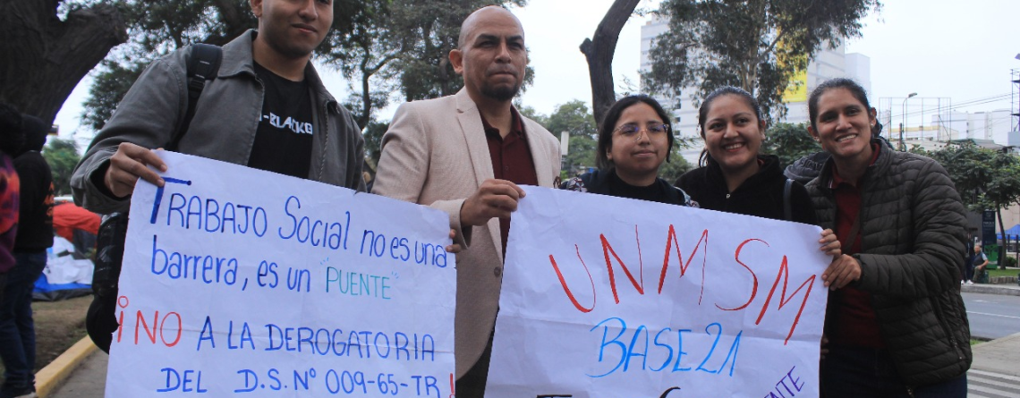 Trabajadores sociales hacen plantón frente al Ministerio de Justicia
