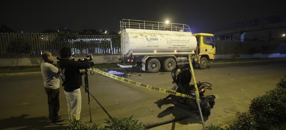 Motociclista muere tras impactar contra camión cisterna municipal en Villa María del Triunfo 