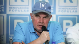 Rafael López Aliaga insiste en no asumir como senador y exige al Congreso notificar al JNE