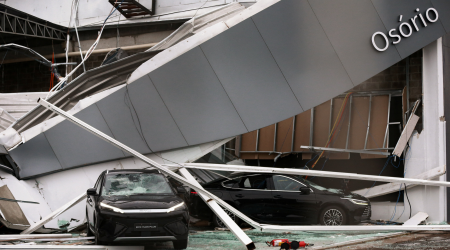 Tormenta con vientos de hasta 120 km/h deja muertos y severos daños en Brasil