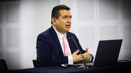 Jefatura de la ONPE en suspenso: Carlos Loyola presenta reconsideración ante la JNJ para frenar su exclusión