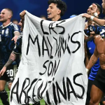 Argentina podría ser sancionada por la FIFA tras exhibir una pancarta sobre las Islas Malvinas
