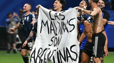 Argentina podría ser sancionada por la FIFA tras exhibir una pancarta sobre las Islas Malvinas
