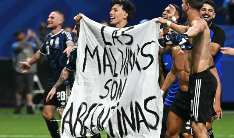 Argentina podría ser sancionada por la FIFA tras exhibir una pancarta sobre las Islas Malvinas