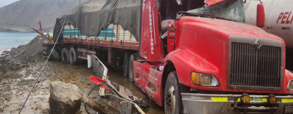 Derrumbes bloquean la Panamericana Sur y dejan largas filas de vehículos en Arequipa