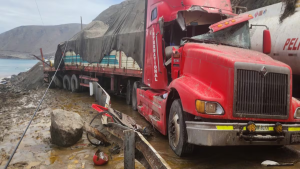 Derrumbes bloquean la Panamericana Sur y dejan largas filas de vehículos en Arequipa