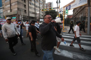 Colectiveros protestan en la avenida Arequipa contra carril exclusivo del Corredor Azul