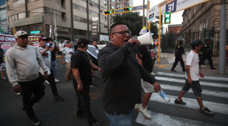 Colectiveros protestan en la avenida Arequipa contra carril exclusivo del Corredor Azul