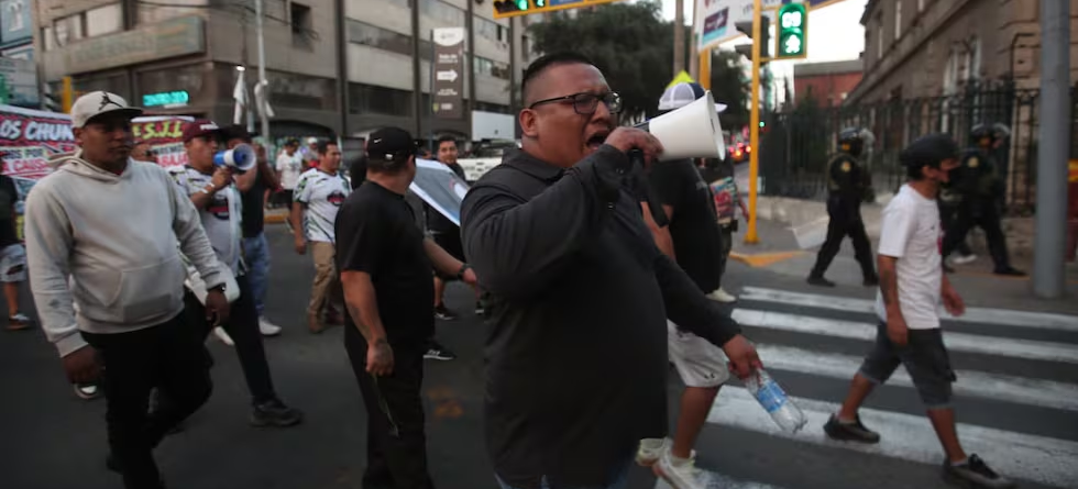 Colectiveros protestan en la avenida Arequipa contra carril exclusivo del Corredor Azul