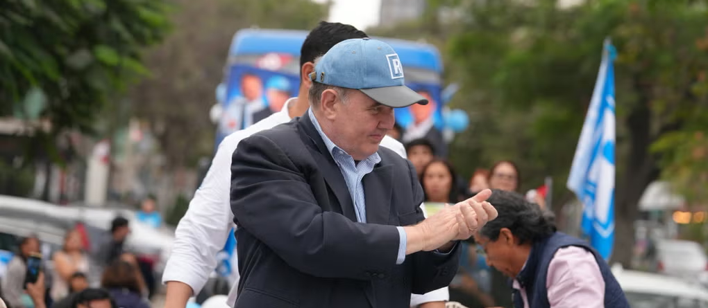 Rafael López Aliaga evita revelar los motivos de la renuncia de Luis Rubio y califica las especulaciones de “infames”