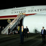 Amenaza iraní obligó a Donald Trump a cambiar de avión en secreto: operativo de engaño con el Air Force One como señuelo