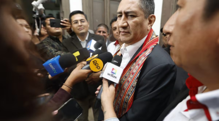 Vladimir Cerrón reaparece tras casi tres años y asegura que nunca salió del Perú
