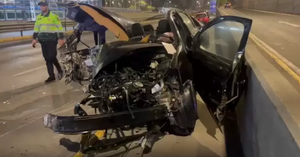 Vía Expresa: conductor sobrevive a violento accidente y autoridades investigan las causas