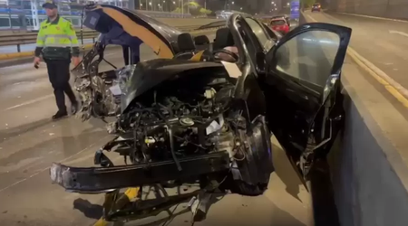 Vía Expresa: conductor sobrevive a violento accidente y autoridades investigan las causas