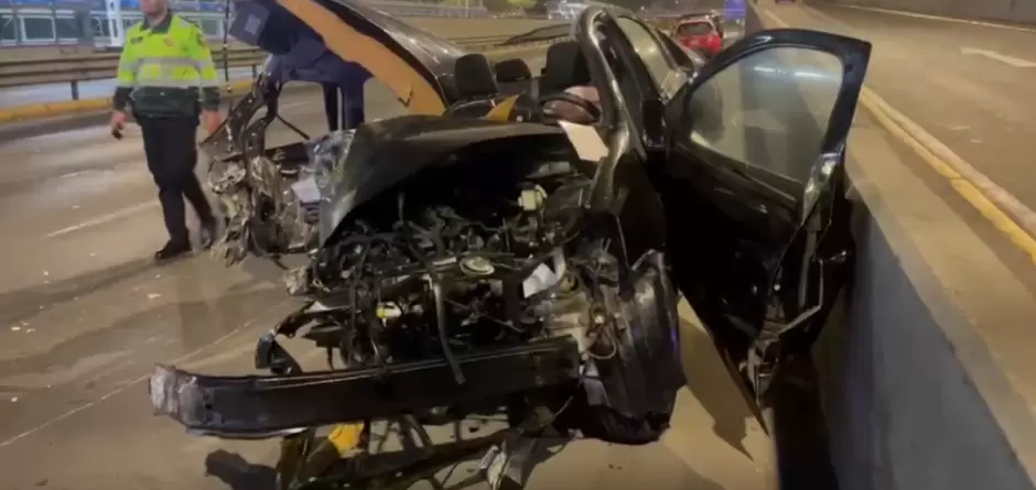 Vía Expresa: conductor sobrevive a violento accidente y autoridades investigan las causas