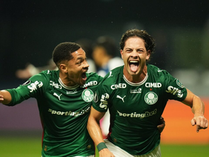 Giay aparece en las dos áreas y Palmeiras golpea primero ante Liga de Quito