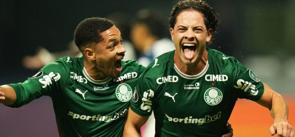 Giay aparece en las dos áreas y Palmeiras golpea primero ante Liga de Quito