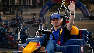 Verstappen gana el reto "Max vs 100" en karting