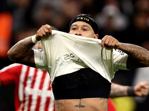 ¡De héroe a olvidado! Depay falla el penal ante Estudiantes y Xavi lo deja fuera de Países Bajos