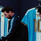 Lionel Messi presentó la camiseta que usará en su despedida de Argentina