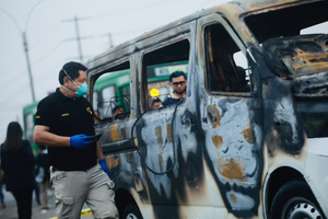 Extorsionadores queman vivo a chofer dentro de su miniván en Los Olivos y difunden video del ataque