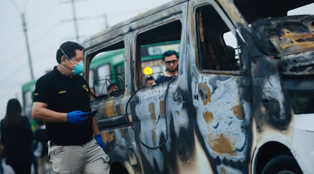 Extorsionadores queman vivo a chofer dentro de su miniván en Los Olivos y difunden video del ataque