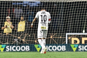 Neymar quería cambiar la historia de Santos, pero otra noche terminó en lágrimas