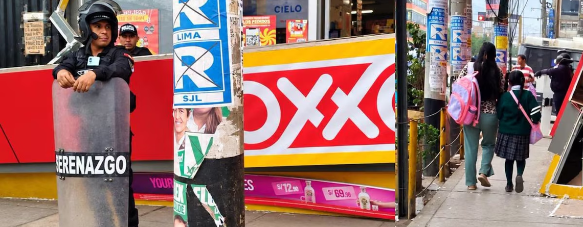 ¡Peligro en San Juan de Lurigancho! Letrero de Oxxo cae y deja heridos a un adulto mayor y un menor