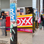 ¡Peligro en San Juan de Lurigancho! Letrero de Oxxo cae y deja heridos a un adulto mayor y un menor