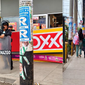 ¡Peligro en San Juan de Lurigancho! Letrero de Oxxo cae y deja heridos a un adulto mayor y un menor
