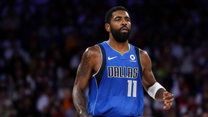 Kyrie Irving vuelve tras 19 meses y lidera el triunfo de Dallas