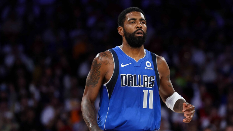 Kyrie Irving vuelve tras 19 meses y lidera el triunfo de Dallas