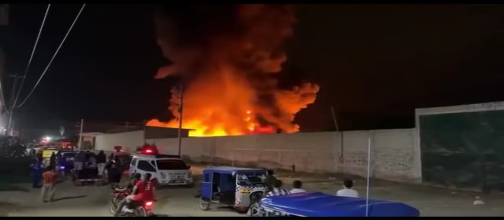 ¡Noche de fuego en Sullana! Incendio destruye planta de reciclaje y deja pérdidas cercanas al millón de soles