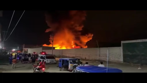 ¡Noche de fuego en Sullana! Incendio destruye planta de reciclaje y deja pérdidas cercanas al millón de soles