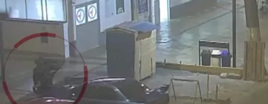 ¡Indignante en Miraflores! Vigilantes del hospital Casimiro Ulloa habrían robado la moto de un paciente