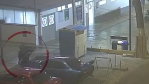 ¡Indignante en Miraflores! Vigilantes del hospital Casimiro Ulloa habrían robado la moto de un paciente