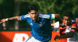 Francesco Andrealli deja su sello en Europa: el peruano participó en la victoria del Como frente al Manchester United