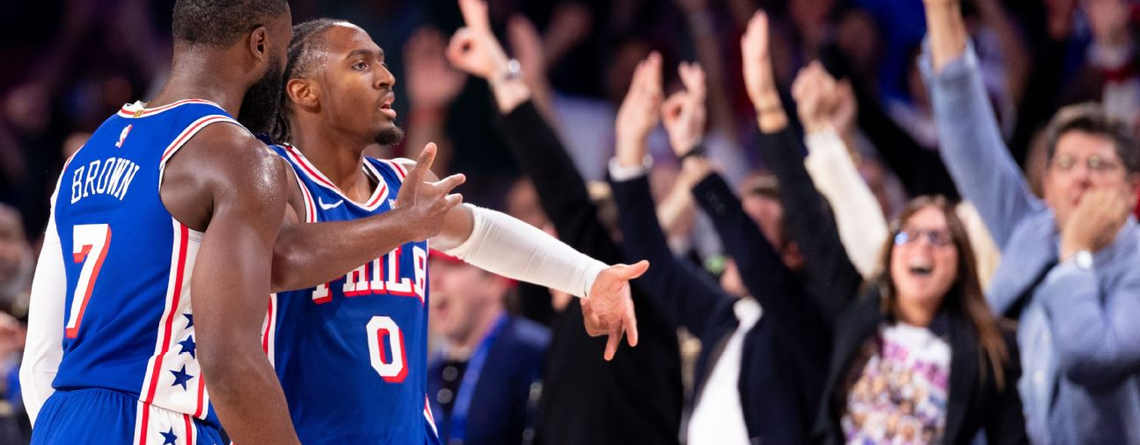 Sixers remontan 29 puntos y vencen a Cavaliers en su debut en casa