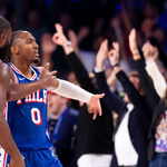Sixers remontan 29 puntos y vencen a Cavaliers en su debut en casa