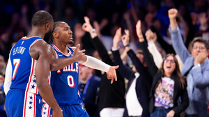 Sixers remontan 29 puntos y vencen a Cavaliers en su debut en casa