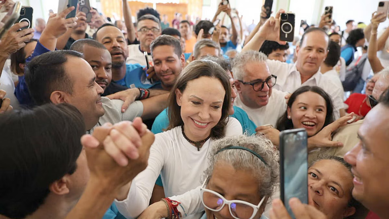 María Corina Machado vuelve a Venezuela tras meses fuera del país y reaparece junto a sus simpatizantes