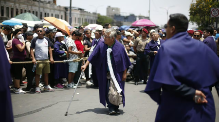 Señor de los Milagros realiza su cuarto recorrido procesional por el Centro de Lima
